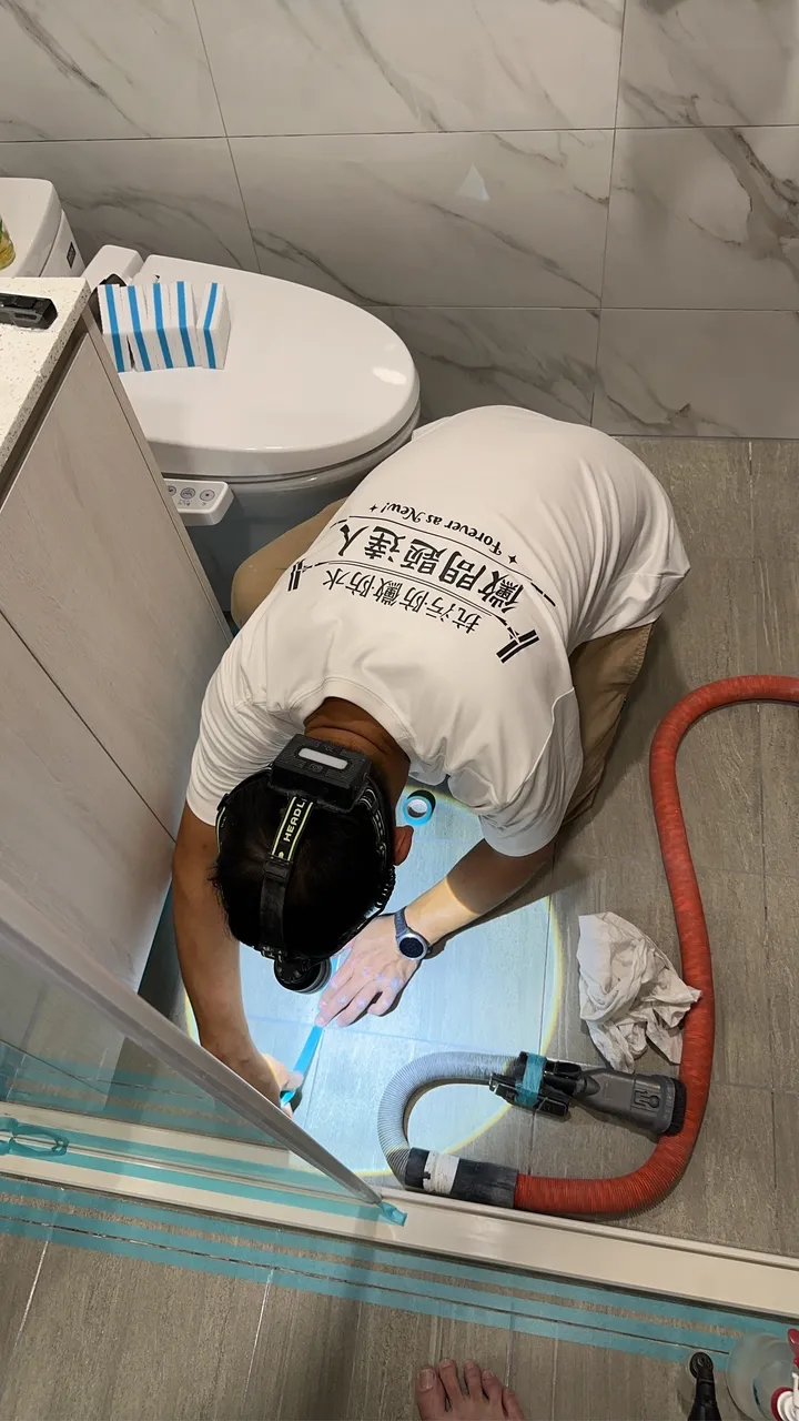 師傅在浴室地坪進行磁磚縫施工